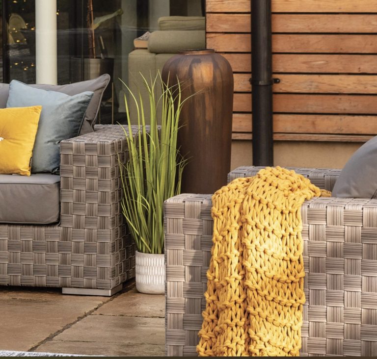 The Ultimate Guide to Plush Throws for Effortless Elegance